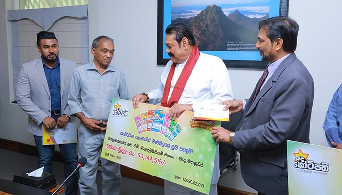 Hon. Prime Minister presents Cheques to four super winners of “Ada Kotipathi” lottery