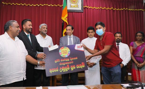 ජයග්‍රාහකයින් සඳහා චෙක්පත් ප්‍රදානය කිරීම